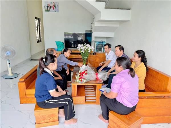 PHƯỜNG HƯNG ĐẠO ĐẾN THĂM CHÚC MỪNG HAI GIA ĐÌNH ĐẦU TIÊN THỰC HIỆN ĐĂNG KÝ KHAI SINH TẠI ĐỊA PHƯƠNG