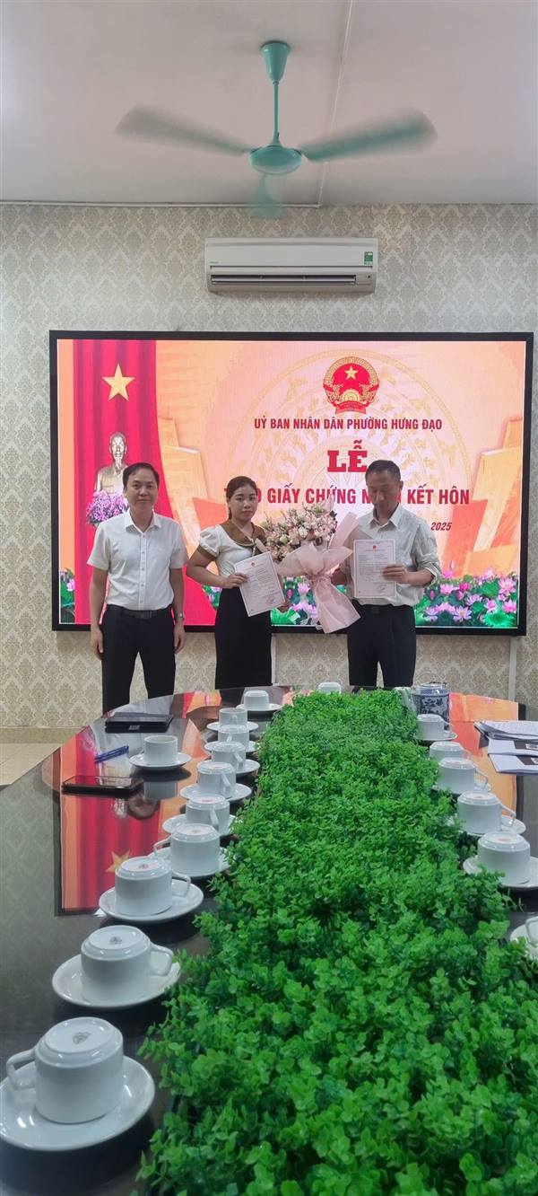 UBND phường Hưng Đạo tổ chức Lễ trao Giấy chứng nhận đăng ký kết hôn có yếu tố nước ngoài.
