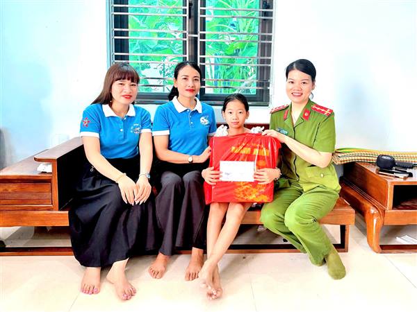 HỘI LHPN PHƯỜNG HƯNG ĐẠO ĐỒNG HÀNH CÙNG “MẸ ĐỠ ĐẦU” CHĂM LO, HỖ TRỢ TRẺ MỒ CÔI