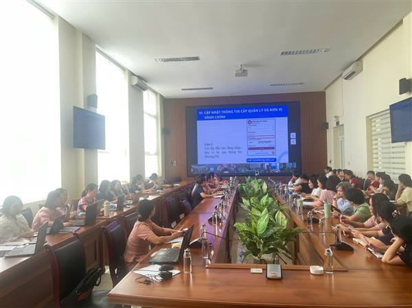  Phòng Văn hóa – Xã hội đã triệu tập toàn thể CBQL, Cán bộ đầu mối phụ trách công nghệ thông tin của các cơ sở giáo dục tham gia tập huấn trực tuyến cách sử dụng, khai thác hệ thống cơ sở dữ liệu ngành do Sở Giáo dục và Đào tạo tổ chức