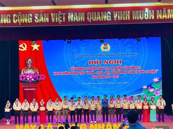 Sáng ngày 31/7/2025, tại Cung văn hoá lao động Hữu nghị Việt Tiệp, LĐLĐ thành phố Hải Phòng tổ chức Hội nghị biểu dương Lao động giỏi, lao động sáng tạo năm 2024; khen thưởng phong trào “Xanh-Sạch-Đẹp, bảo đảm an toàn vệ sinh lao động” giai đoạn 2020-2025.