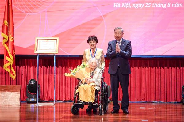 Tổng Bí thư Tô Lâm trao danh hiệu Anh hùng Lao động cho bà Nguyễn Thị Bình