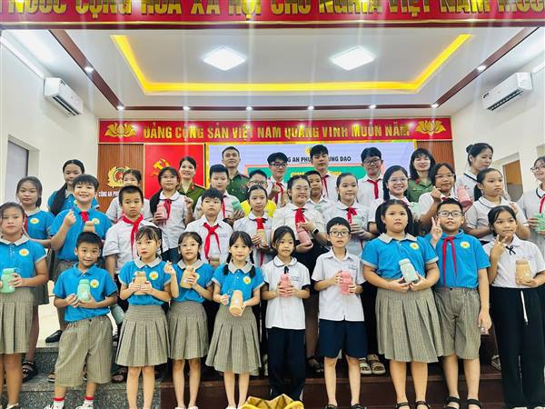  Hòa chung không khí rộn ràng chuẩn bị cho năm học mới 2025 – 2026. Sáng nay Công an phường Hưng Đạo đã tổ chức "Chương trình tặng quà cho học sinh trên địa bàn phường".