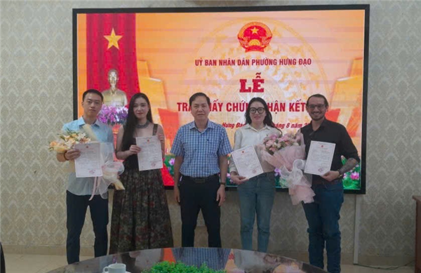 UBND phường Hưng Đạo tổ chức Lễ trao Giấy chứng nhận đăng ký kết hôn có yếu tố nước ngoài.