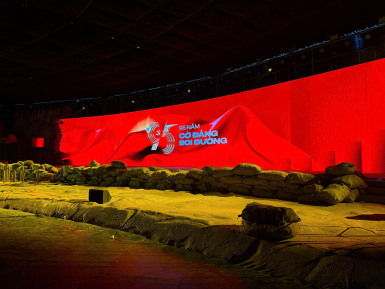 A large screen with red lights
AI-generated content may be incorrect.