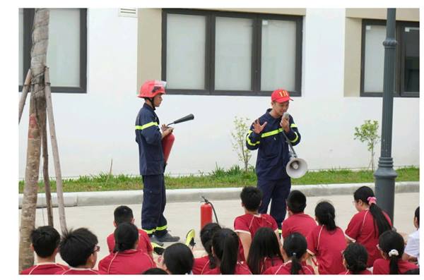Công an phường tổ chức tuyên truyền, phổ biến kiến thức phòng cháy chữa cháy, cứu nạn cứu hộ và thực tập phương án chữa cháy năm 2025 cho học sinh trên địa bàn. 
