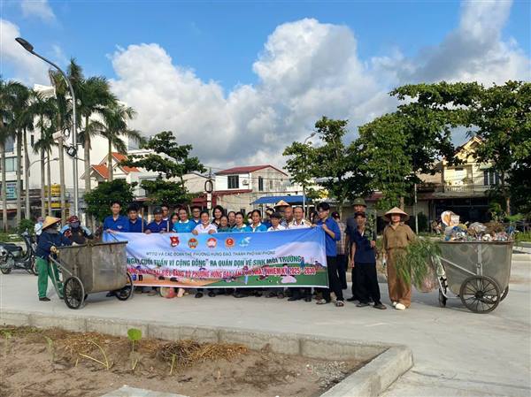 Mặt trận Tổ quốc và các tổ chức Chính trị - Xã hội phường Hưng Đạo tổ chức Ra quân Ngày cuối tuần vì cộng đồng dọn vệ sinh môi trường