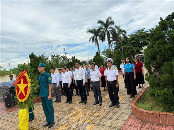 Ban chấp hành Đảng bộ phường Hưng Đạo tổ chức viếng nghĩa trang liệt sĩ