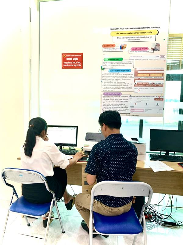  PHƯỜNG HƯNG ĐẠO CÔNG KHAI "CẨM NANG 5 BƯỚC" HƯỚNG DẪN NGƯỜI DÂN NỘP HỒ SƠ TRỰC TUYẾN