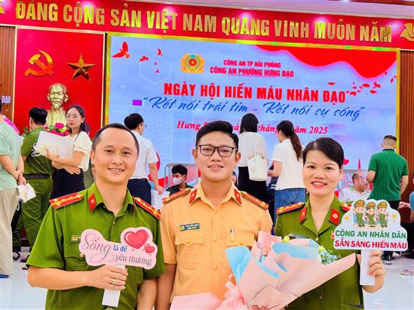 Công an phường Hưng Đạo phối hợp với Trung tâm Huyết học - Truyền máu, Bệnh viện Hữu nghị Việt Tiệp tổ chức Chương trình hiến máu tình nguyện "Giọt máu nghĩa tình".