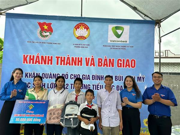 ĐOÀN PHƯỜNG HƯNG ĐẠO KHÁNH THÀNH, BÀN GIAO NHÀ KHĂN QUÀNG ĐỎ CHO THIẾU NHI CÓ HOÀN CẢNH KHÓ KHĂN