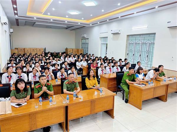 HỘI LHPN PHƯỜNG HƯNG ĐẠO: TỔ CHỨC SINH HOẠT CÂU LẠC BỘ BẠN GÁI TUYÊN TRUYỀN PHÒNG, CHỐNG LỪA ĐẢO TRÊN KHÔNG GIAN MẠNG VÀ “BẮT CÓC ONLINE”.