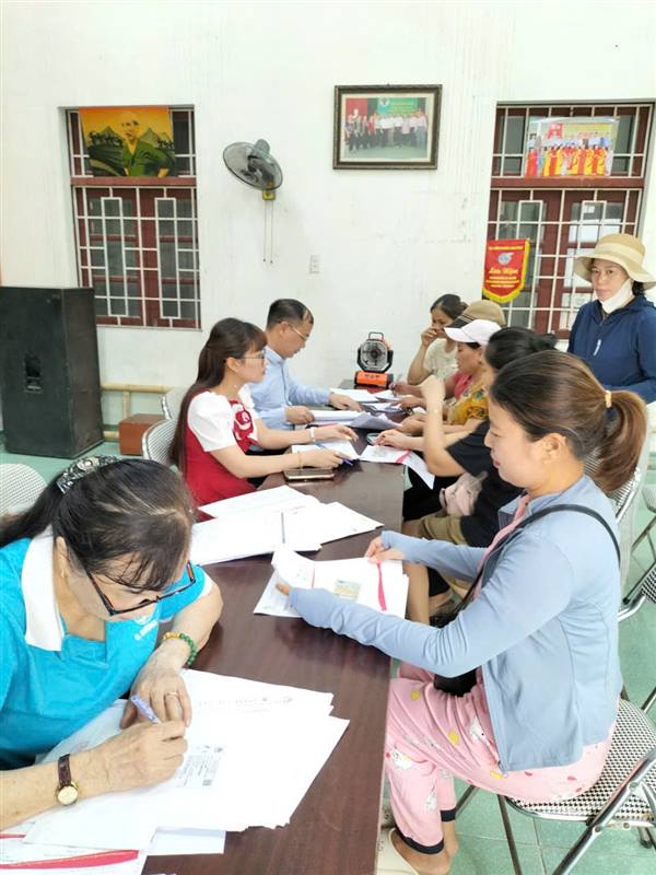 Các tổ chức Đoàn thể phường phối hợp với Hội sở chi nhánh Ngân hàng CSXH thành phố tổ chức rà soát, đối chiếu phân loại nợ  tại 39/39 tổ vay vốn và  100% hộ vay.