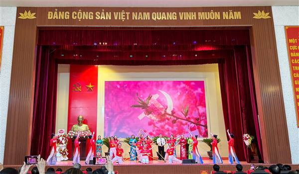 PHƯỜNG HƯNG ĐẠO TỔ CHỨC TRAO HUY HIỆU ĐẢNG VÀ TUYÊN DƯƠNG ĐIỂN HÌNH TIÊN TIẾN LẦN THỨ I