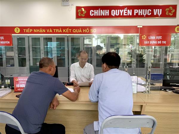 Trung tâm Hành chính công phường Hưng Đạo tích cực ứng dụng chuyển đổi số để giảm thiểu giấy tờ cho người dân khi thực hiện thủ tục hành chính