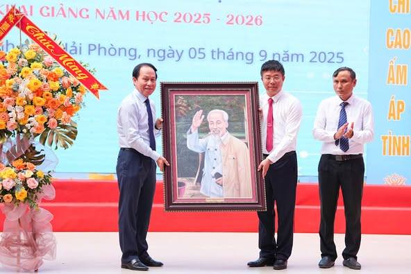 Sáng 5/9, đồng chí Lê Tiến Châu, Ủy viên Trung ương Đảng, Bí thư Thành ủy, Trưởng đoàn Đoàn Đại biểu Quốc hội thành phố Hải Phòng dự Lễ Kỷ niệm 80 năm truyền thống ngành Giáo dục (1945 – 2025) và Khai giảng năm học 2025 – 2026 cùng thầy và trò Trường THPT Mạc Đĩnh Chi (phường Hưng Đạo).