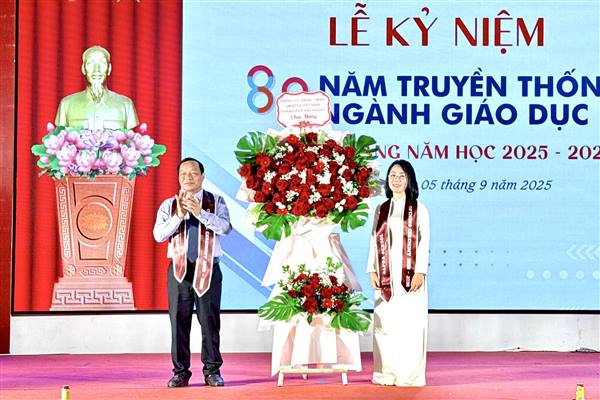Phó Bí thư Thành ủy, Chủ tịch HĐND thành phố Lê Văn Hiệu dự Lễ khai giảng tại Trường TH, THCS và THPT Alpha Hải Phòng, phường Hưng Đạo