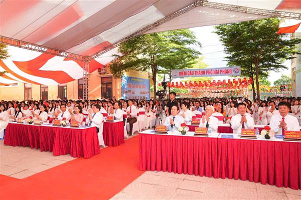 Hôm nay, ngày 5/9, hòa chung không khí trang trọng và đặc biệt của cả nước, các cơ sở giáo dục trên địa bàn phường Hưng Đạo tưng bừng tổ chức lễ khai giảng, chào đón 7.467 học sinh bước vào năm học mới 2025-2026.