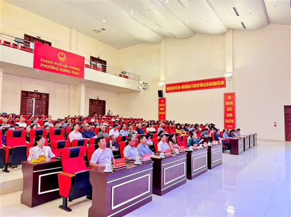 Sáng 16/9, tại Hội trường Trung tâm hành chính phường, Đảng ủy phường Hưng Đạo tổ chức điểm cầu trực tuyến dự Hội nghị toàn quốc quán triệt các Nghị quyết của Bộ Chính trị.