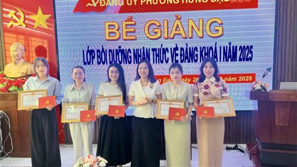 TRUNG TÂM CHÍNH TRỊ PHƯỜNG HƯNG ĐẠO TỔ CHỨC BẾ GIẢNG LỚP BỒI DƯỠNG NHẬN THỨC VỀ ĐẢNG KHÓA I NĂM 2025