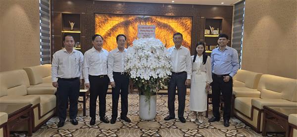 ĐẢNG UỶ - HĐND - UBND - UBMTTQ VIỆT NAM PHƯỜNG THĂM, CHÚC MỪNG VÀ ĐỘNG VIÊN CÁC DOANH NGHIỆP NHÂN DỊP NGÀY DOANH NHÂN VIỆT NAM 13/10