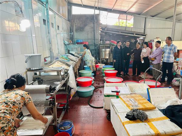 HỘI NÔNG DÂN PHƯỜNG HƯNG ĐẠO GIÁM SÁT CÔNG TÁC PHÂN LOẠI RÁC THẢI, BẢO VỆ MÔI TRƯỜNG TẠI TDP ĐA PHÚC