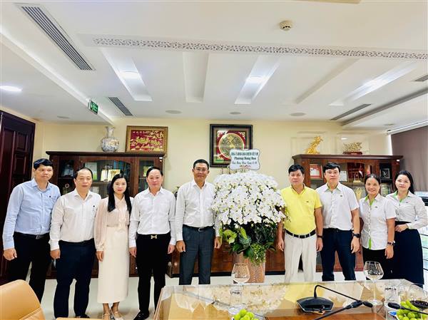 PHƯỜNG HƯNG ĐẠO: ĐOÀN LÃNH ĐẠO PHƯỜNG THĂM, CHÚC MỪNG VÀ TẶNG QUÀ CÁC DOANH NGHIỆP TIÊU BIỂU NHÂN NGÀY DOANH NHÂN VIỆT NAM 13/10