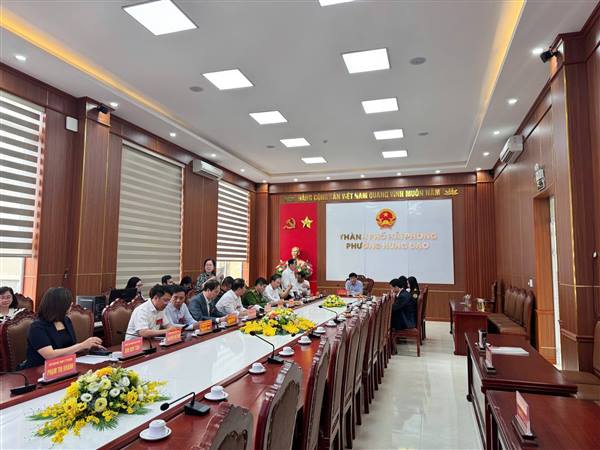 Đoàn giám sát số 9 của Ban Chỉ đạo Thành ủy kiểm tra, giám sát công tác bầu cử tại phường Hưng Đạo.