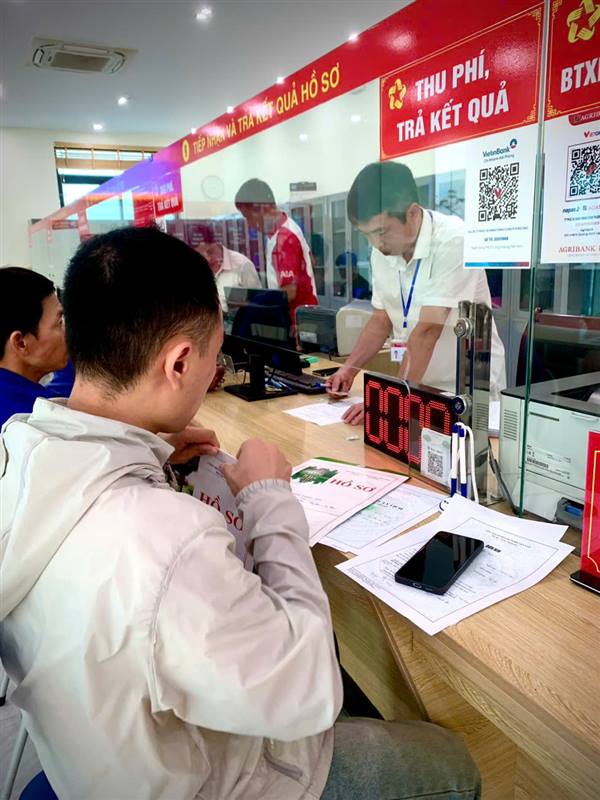 TRUNG TÂM PHỤC VỤ HÀNH CHÍNH CÔNG PHƯỜNG HƯNG ĐẠO THỰC HIỆN TỐT "NỤ CƯỜI CÔNG SỞ"