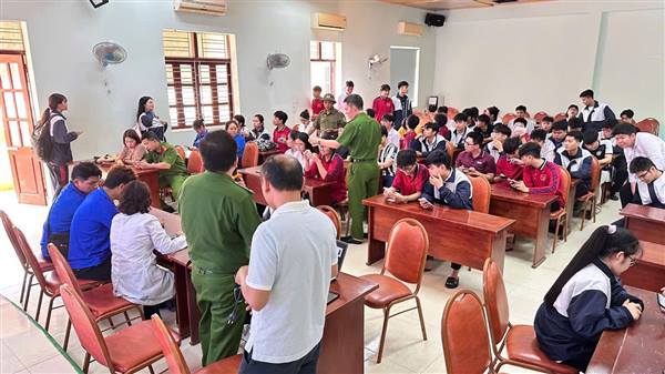  Đoàn phường Hưng Đạo đã chỉ đạo, cử lực lượng Đoàn viên, thanh niên phối hợp cùng Công an phường, Trạm y tế và các cơ quan, ban ngành tích cực hỗ trợ người dân cài đặt, đăng nhập và sử dụng các tiện ích theo dõi sức khỏe.