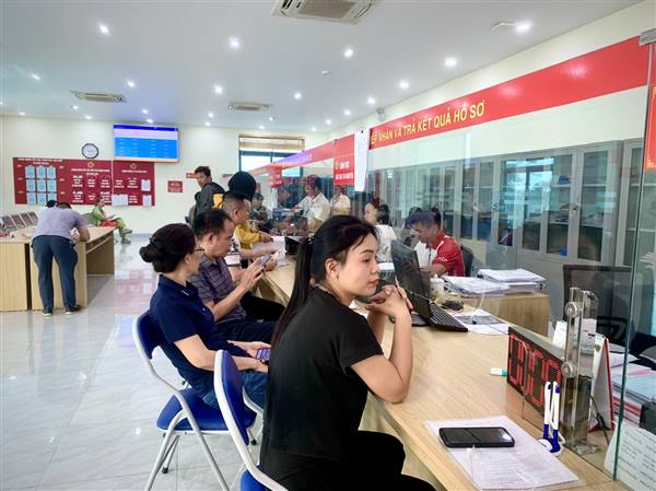 Uỷ ban nhân dân phường Hưng Đạo tiếp nhận và giải quyết thủ tục hành chính trong ngày 

