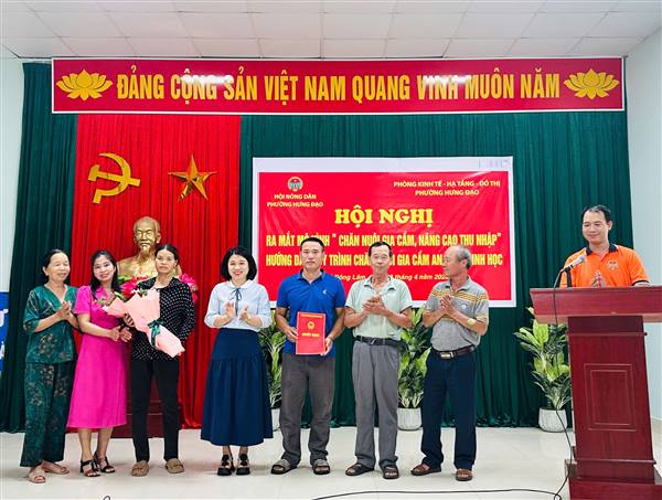 RA MẮT MÔ HÌNH CHĂN NUÔI GIA CẦM – TRAO CON GIỐNG, LAN TỎA HƯỚNG ĐI BỀN VỮNG