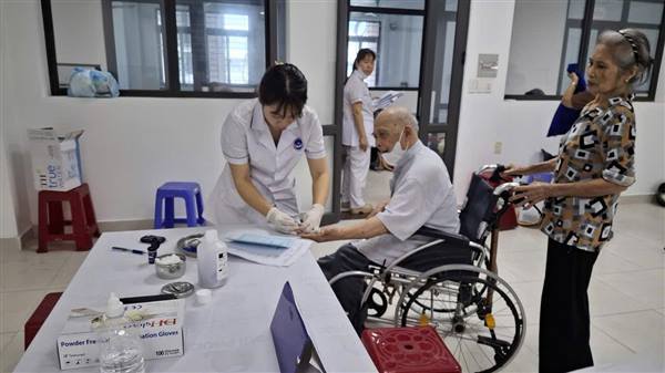 Trạm Y tế phường Hưng Đạo phối hợp với Trung tâm Y tế Dương Kinh tổ chức khám sức khỏe định kỳ, sàng lọc một số bệnh thường gặp cho người cao tuổi theo Nghị quyết số 49 