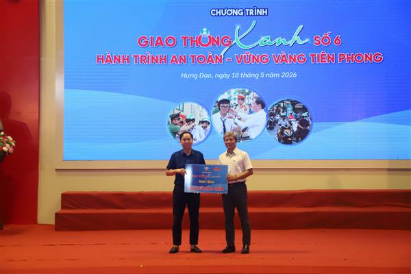 Chương trình “Giao thông xanh - Hành trình an toàn - Vững vàng tiên phong” số 6: Trao 300 mũ bảo hiểm tặng công nhân và người dân phường Hưng Đạo