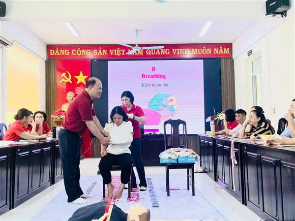 Hội nông dân phường Hưng Đạo phối hợp với Hội Chữ thập đỏ phường cử hội viên tham gia lớp tập huấn kiến thức, kỹ năng sơ cấp cứu do Hội Chữ thập đỏ thành phố tổ chức