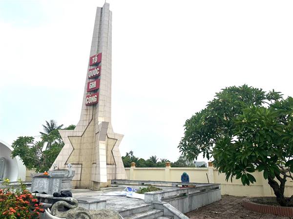 HỘI CỰU CHIẾN BINH, HỘI LHPN PHƯỜNG HƯNG ĐẠO DỌN VỆ SINH NGHĨA TRANG LIỆT SĨ