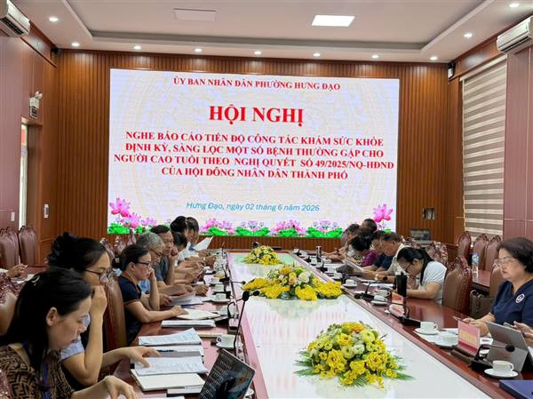 UBND phường tổ chức họp nghe báo cáo tiến độ tổ chức khám sức khỏe định kỳ, sàng lọc một số bệnh thường gặp cho người cao tuổi theo Nghị quyết 49/2025/NQ-HĐND của Hội đồng nhân dân thành phố.