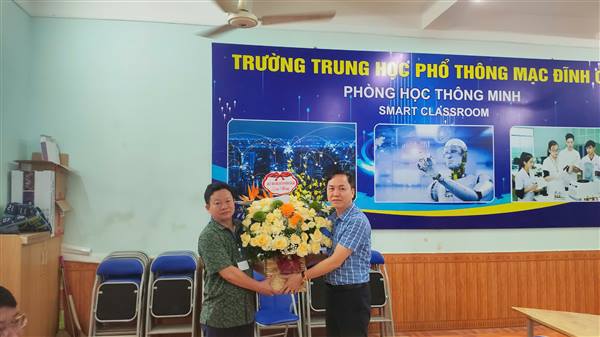 LÃNH ĐẠO PHƯỜNG HƯNG ĐẠO TẶNG HOA, CHÚC MỪNG HỘI ĐỒNG THI TỐT NGHIỆP THPT NĂM 2026 TẠI TRƯỜNG THPT MẠC ĐĨNH CHI