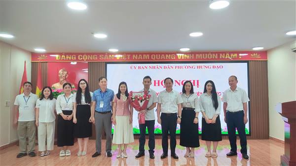 PHƯỜNG HƯNG ĐẠO: CÔNG BỐ QUYẾT ĐỊNH BỔ NHIỆM GIÁM ĐỐC TRUNG TÂM PHỤC VỤ HÀNH CHÍNH CÔNG