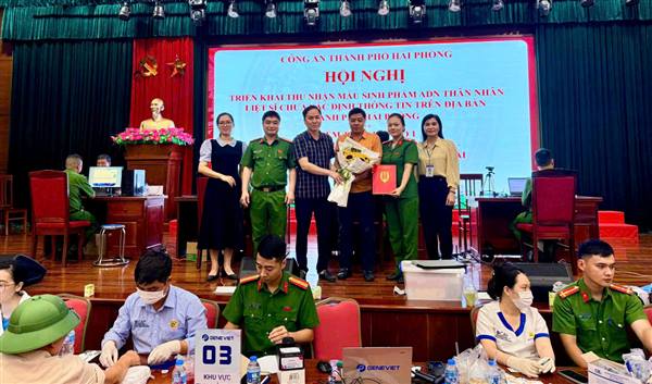 Lãnh đạo UBND phường Hưng Đạo thăm và động viên Lực lượng thực hiện nhiệm vụ lấy mẫu sinh phẩm cho thân nhân liệt sĩ