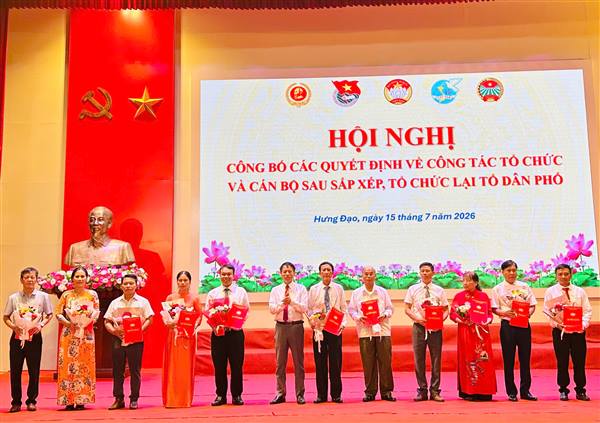 MẶT TRẬN TỔ QUỐC VÀ CÁC TỔ CHỨC CHÍNH TRỊ - XÃ HỘI PHƯỜNG HƯNG ĐẠO: TỔ CHỨC HỘI NGHỊ CÔNG BỐ QUYẾT ĐỊNH VỀ CÔNG TÁC TỔ CHỨC VÀ CÔNG TÁC CÁN BỘ  TRỰC THUỘC TẠI CÁC TỔ DÂN PHỐ SAU SẮP XẾP, SÁP NHẬP
