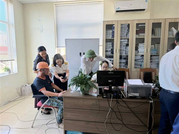 ỦY BAN NHÂN DÂN PHƯỜNG TIẾP TỤC TỔ CHỨC HỖ TRỢ NHÂN DÂN CÀI ĐẶT, SỬ DỤNG ỨNG DỤNG ETAX MOBILE