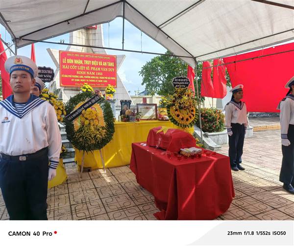PHƯỜNG HƯNG ĐẠO LONG TRỌNG TỔ CHỨC LỄ ĐÓN NHẬN, TRUY ĐIỆU VÀ AN TÁNG HÀI CỐT LIỆT SĨ PHẠM VĂN DUY 