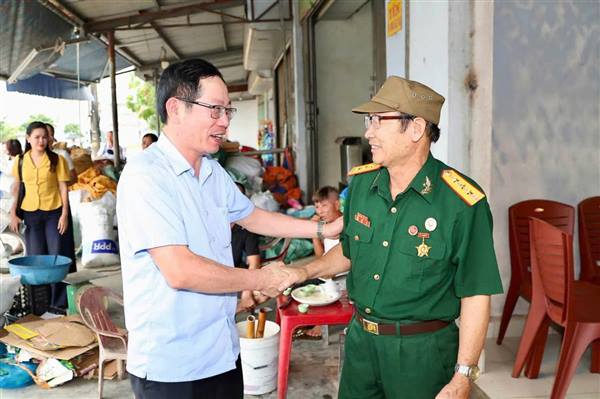 Đồng chí Vũ Tiến Phụng, Uỷ viên Ban Thường vụ Thành uỷ, Phó Chủ tịch UBND thành phố thăm, tặng quà gia đình chính sách trên địa bàn phường Hưng Đạo nhân dịp Kỷ niệm 79 năm Ngày Thương binh - Liệt sĩ (27/7/1947-27/7/2026)