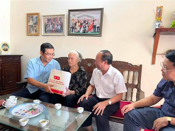 Lãnh đạo phường Hưng Đạo thăm, tặng quà các gia đình chính sách nhân kỷ niệm 79 năm Ngày Thương binh - Liệt sĩ (27/7/1947 - 27/7/2026)