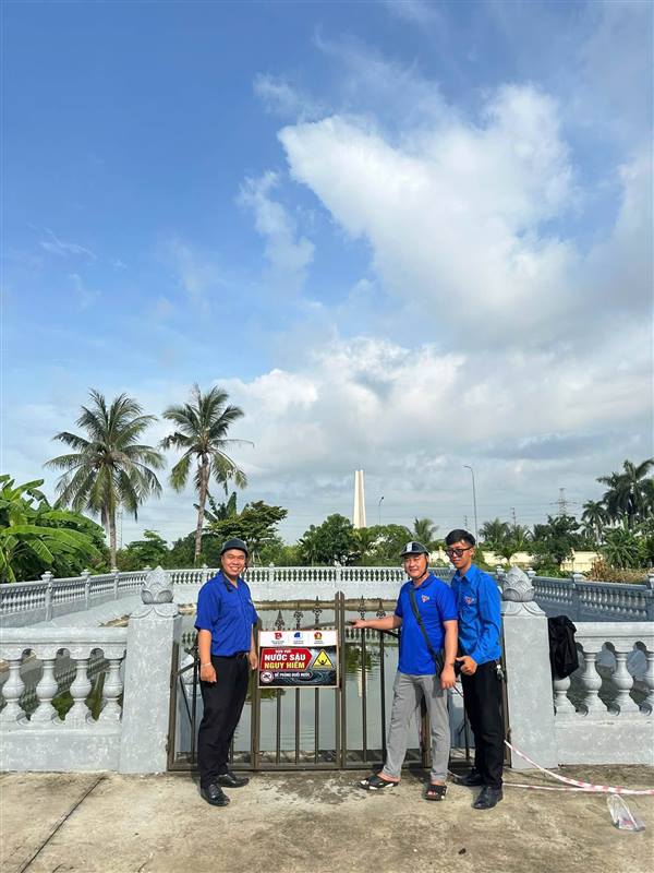 THANH NIÊN PHƯỜNG HƯNG ĐẠO GẮN BIỂN CẢNH BÁO TẠI CÁC KHU VỰC NƯỚC SÂU NGUY HIỂM – CHUNG TAY PHÒNG, CHỐNG ĐUỐI NƯỚC CHO THANH THIẾU NHI 
