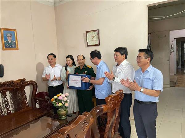 LÃNH ĐẠO THÀNH PHỐ VÀ PHƯỜNG HƯNG ĐẠO THĂM, TẶNG QUÀ GIA ĐÌNH CHÍNH SÁCH NHÂN KỶ NIỆM 79 NĂM NGÀY THƯƠNG BINH - LIỆT SĨ (27/7/1947 - 27/7/2026)