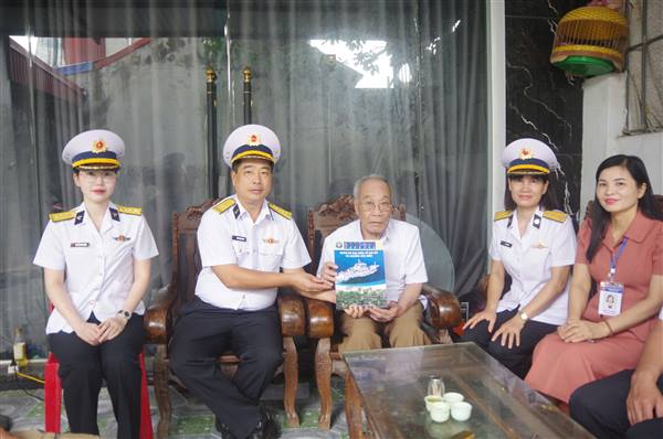 ĐOÀN ĐO ĐẠC BIÊN VẼ HẢI ĐỒ VÀ NGHIÊN CỨU BIỂN THĂM, TẶNG QUÀ CÁC GIA ĐÌNH CHÍNH SÁCH TRÊN ĐỊA BÀN PHƯỜNG HƯNG ĐẠO