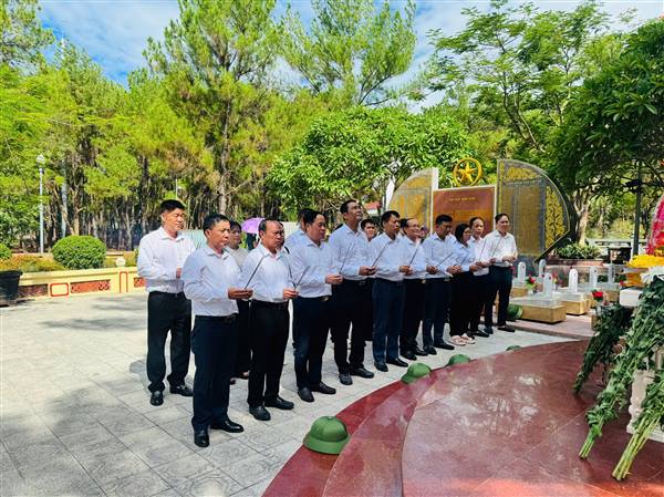 ĐẢNG ỦY - HĐND - UBND - UBMTTQ VIỆT NAM PHƯỜNG HƯNG ĐẠO: HÀNH TRÌNH ĐỀN ƠN ĐÁP NGHĨA, DÂNG HƯƠNG TRI ÂN CÁC ANH HÙNG LIỆT SĨ TẠI HÀ TĨNH VÀ QUẢNG TRỊ
