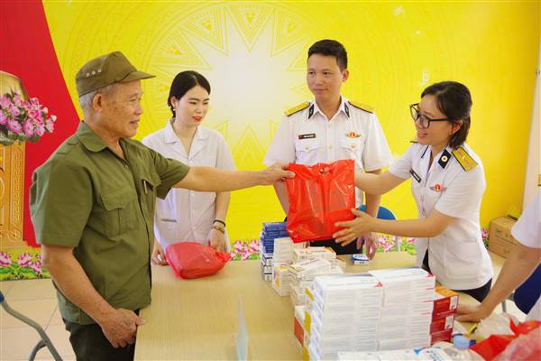 TRẠM Y TẾ PHƯỜNG HƯNG ĐẠO PHỐI HỢP TỔ CHỨC CHƯƠNG TRÌNH KHÁM BỆNH, TƯ VẤN SỨC KHỎE VÀ CẤP THUỐC MIỄN PHÍ CHO CÁC GIA ĐÌNH CHÍNH SÁCH